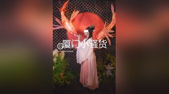 牛仔高跟性感OL美女 尿急还要排长队，前面好心人让给她先上，尿上终于舒了一口气，那神情乖啦！